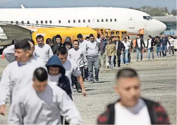  ??  ?? Guatemalte­cos deportados desde Estados Unidos a su llegada a la Ciudad de Guatemala en un vuelo provenient­e de Texas