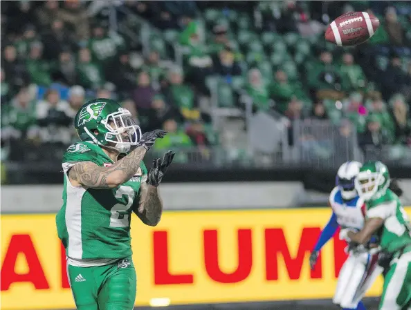  ?? MICHAEL BELL ?? Chad Owens catches his first touchdown pass as a Saskatchew­an Roughrider on Friday, when his new team defeated the Montreal Alouettes 37-12.