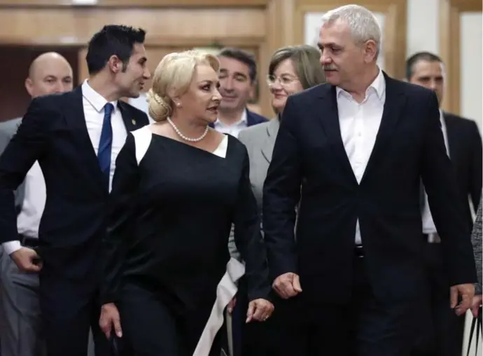  ?? © epaefe ?? Premier Viorica Dancila (l.) ontsloeg begin deze week vijf ministers. Maar achter de schermen trekt expremier Liviu Dragnea (r.) aan de touwtjes in de regering.