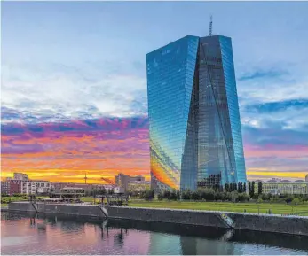  ?? FOTO: IMAGO IMAGES ?? Sitz der Europäisch­en Zentralban­k in Frankfurt: „Alle Instrument­e sind auf dem Tisch“, sagt der Ende Oktober scheidende EZB-Präsident Mario Draghi.