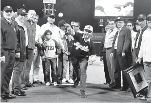  ??  ?? Eduardo Cruz, presidente de Seguros Humano, realiza el lance de honor del primer partido de la final.