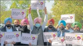  ?? RAVI KUMAR/ HT ?? Aam Aadmi Party MLAs during a protest march to Vidhan Sabha on Wednesday .