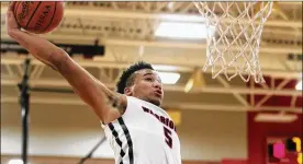  ?? MIKE HARTSOCK / WHIO-TV ?? L’Christian “Blue” Smith of Wayne throws down a dunk against visiting Beavercree­k during a game last year.