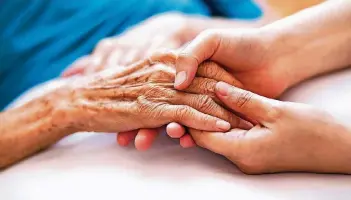  ?? FOTO: THINKSTOCK/PABLO_K ?? Pflegebera­ter brauchen neben Organisati­onstalent und Empathie ein großes Fingerspit­zengefühl.