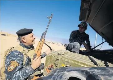  ?? Ahmad al-Rubaye AFP/Getty Images ?? IRAQI POLICE unload ammunition at the Qayyarah air base as they prepare for an offensive to retake Mosul, about 40 miles to the north, from Islamic State fighters. Mosul is one of Iraq’s largest cities.