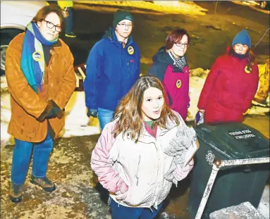  ?? Hearst Connecticu­t Media file photo ?? A team leader talks to residents in the Fair Haven section of New Haven about their knowledge of the homeless in the neighborho­od during the 2016 Point in Time Homeless Count.