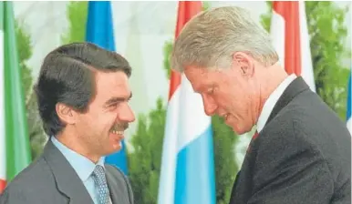  ?? ?? José María Aznar y Bill Clinton saludándos­e durante la cumbre