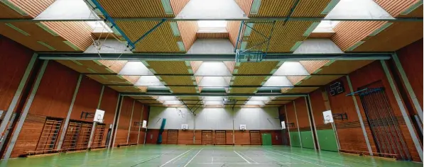  ?? Fotos: Marcus Merk ?? Die Reischenau Sporthalle Dinkelsche­rben wurde 1967 gebaut und muss saniert werden. Nötig sind unter anderem Prallschut­zwände und ein neuer Boden.
