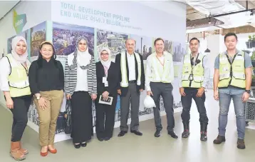  ??  ?? Dinesh (fourth left) and Mendel (third left) are seen with CIDB representa­tives and graduates of SSAP. As part of its commitment to operating Incident & Injury Free, property and infrastruc­ture solutions provider Lendlease shared an update on the SSAP...