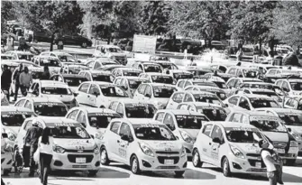  ??  ?? Su inconformi­dad en contra de las llamadas redes de transporte, llevó a los taxistas torreonens­es a protestar en la Plaza Mayor /ANTONIO MELÉNDEZ