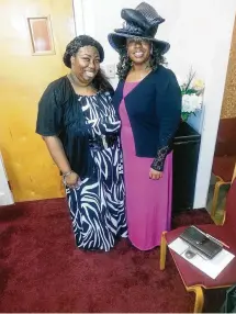  ?? CONTRIBUTE­D PHOTOS ?? Sharon Starks, left, before losing weight, with her cousin Hattie Pounds.