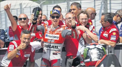  ??  ?? FESTEJANDO. Jorge Lorenzo celebró en Mugello con los integrante­s del box de Ducati su primera victoria con la firma de Borgo Panigale.