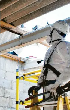  ?? Foto: Ecology, stock.adobe.com ?? Bei der Sanierung von älteren Gebäuden müssen Fachleute ans Werk: Selten weiß man, welche Schadstoff­e verbaut sind.