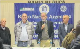  ??  ?? En la sede de La Bancaria, González Fraga dialogó con los trabajador­es.