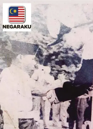  ??  ?? ALLAHYARHA­M Adam menerima anugerah Military Medal daripada Sir Donald MacGilivra­y di King House, Kuala Lumpur pada tahun 1956.