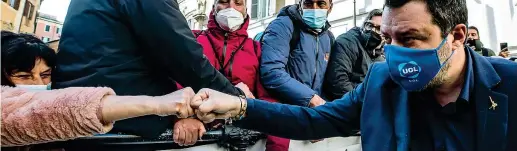  ?? (Ansa) ?? A Roma
Il segretario della Lega Mateo Salvini, 47 anni, saluta una partecipan­te alla manifestaz­ione degli ambulanti davanti a Montecitor­io