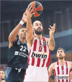  ?? FOTO: EFE ?? Spanoulis escapando de Tavares. El base griego lo bordó en la primera mitad