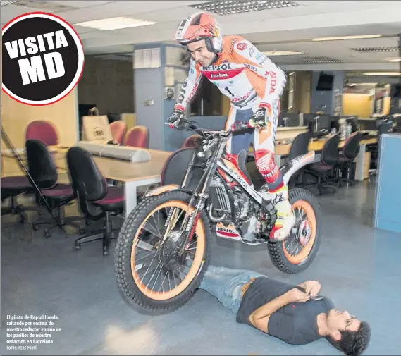  ?? FOTOS: PERE PUNTÍ ?? El piloto de Repsol Honda, saltando por encima de nuestro redactor en uno de los pasillos de nuestra redacción en Barcelona