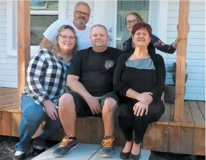  ?? PHOTOS JONATHAN TREMBLAY ET COURTOISIE ?? Patrick Trudel, au centre, était entouré hier d’isabelle Morin, Denis Pelletier, Marie-christine Rioux et de sa conjointe Sylvie Gagné, sur son nouveau balcon rénové par de généreux bénévoles, à L’épiphanie.