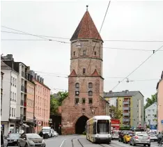  ?? Foto: Silvio Wyszengrad ?? Rückstau am Jakobertor: In dieser Woche geht es stadtauswä­rts an der Brücke nur einspurig. Nächste Woche folgt eine komplette Sperrung.