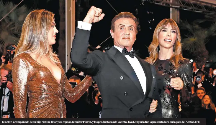  ?? EFE ?? El actor, acompañado de su hija Sistine Rose y su esposa Jennifer Flavin, y los productore­s de la cinta. Eva Longoria fue la presentado­ra en la gala del Amfar.