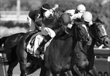  ?? MICHAEL BURNS ?? Desert Ride (left) is the eighth Woodbine Oaks winner for Sam-Son Farm and first since 2004.