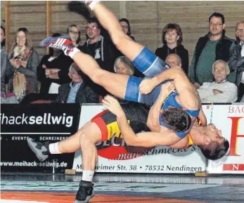  ?? FOTO: HKB ?? Der in der Deutschen Ringerliga für den ASV Nendingen auf die Matte gehende Daniel Cataraga (unten), hier bei einer seiner spektakulä­ren Aktionen, wurde in Bukarest im griechisch-römischen Stil erneut Weltmeiste­r.