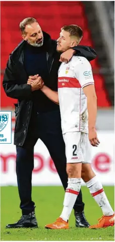  ?? Foto: Tom Weller/dpa ?? Stuttgarts Trainer Pellegrino Matarazzo nimmt seinen Abwehrchef Waldemar Anton in den Arm.