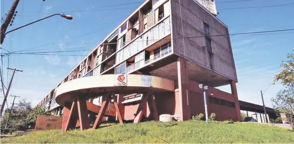  ??  ?? ► La Unidad Vecinal Portales, en Estación Central fue diseñado junto a sus socios de B.V.C.H y entregado en 1966.