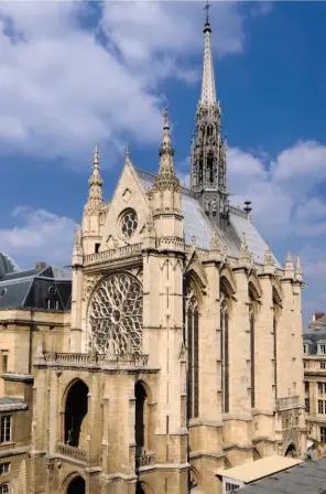  ??  ?? La Sainte Chapelle (1248), bâtie pour abriter les reliques rapportées des Croisades.