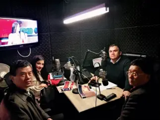  ??  ?? A Lai ( primero a la der.) en un programa en vivo de Radio Valparaíso.