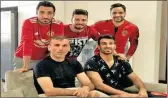  ??  ?? بعــد از صعود به فینال لیــگ قهرمانان، چند تا از پرسپولیســ­یها به عیادت حســین ماهینی رفتند که درســت روز بازی برگشــت پرســپولیس و السد زانوی آســیبدیده­اش را جراحی کرد. ســیدجالل، کمال، شــجاع و سروش چهــار بازیکنی بودنــد که به عیــادت کاپیتــان دوم پرســپولیس رفتند.