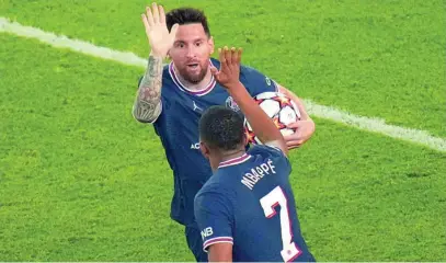  ?? AP ?? Messi y Mbappé celebran uno de los goles con los que remontó el PSG al Leipzig