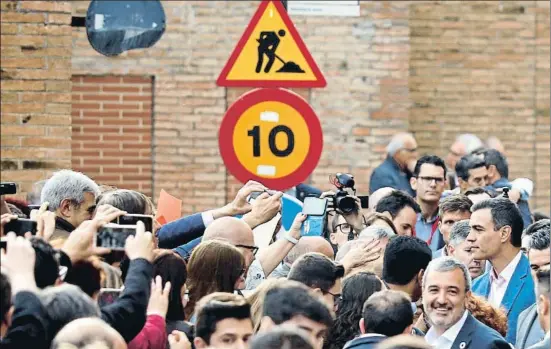  ?? ÀLEX GARCIA ?? El secretario general del PSOE, Pedro Sánchez, arropó ayer al alcaldable socialista por Barcelona, Jaume Collboni