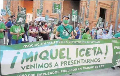  ?? // ROCÍO RUZ ?? Manifestac­ión de los interinos andaluces, ayer ante la subdelegac­ión del Gobierno en Sevilla