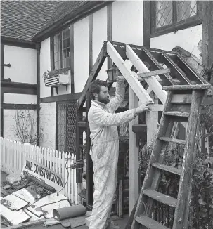  ?? ?? Roger Harris restoring Churchgate House in 1976. Ref:134004-3