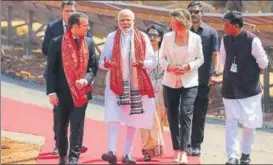  ?? AFP ?? ▪ Prime Minister Narendra Modi with French President Emmanuel Macron (L) and Engie general managing director Isabelle Kocher (R) arrive for the inaugurati­on of a solar power plant in Mirzapur on Monday.