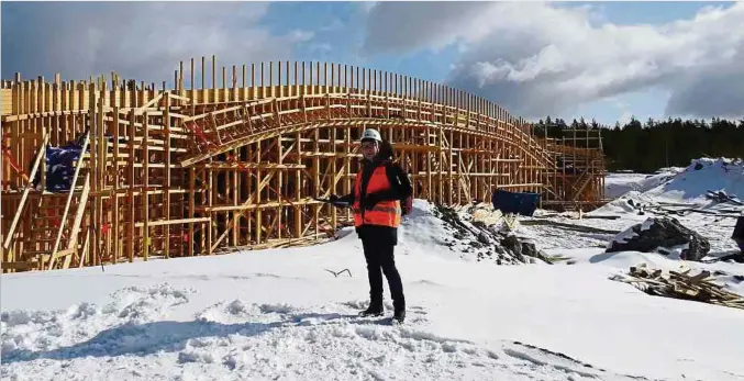  ?? Foto: Per Sandström ?? Rentierexp­erte Per Sandström beim Begutachte­n der voranschre­itenden Bauarbeite­n im Laufe des Winters.
