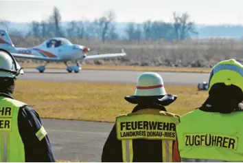  ?? Fotos: Wolfgang Widemann ?? Der Moment der Landung: Gespannt schauen die Rettungskr­äfte an der Piste des Flugplatze­s Genderking­en auf die Maschine, die gerade aufsetzt.
