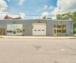  ?? HILARY BLASICK PHOTOS ?? This 4,100-square-foot property at 600 N. Hoffert St. in Fountain Hill is a converted garage that boasts loft-style living space, as well as commercial space. It is listed at roughly $699,000.