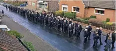  ?? FOTO: SENF ?? Viele Polizisten waren ins westfälisc­he Gronau gekommen, um an der Beerdigung ihrer jungen Kollegin teilzunehm­en.