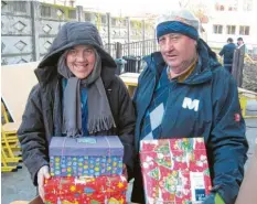  ?? Foto: Peter Voh ?? Mit Päckchen ein Zeichen setzen: Schwester Maria und Karl Miller.