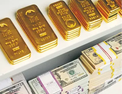  ??  ?? Nicht nur Gold ist gegenüber dem US-Dollar auf dem aufsteigen­den Ast. Auch viele andere Währungen und Alternativ­en wie Bitcoin legen gegenüber dem Greenback stark zu.