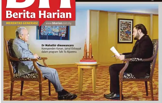  ??  ?? Dr Mahathir diwawancar­a Koresponde­n Kanan, Jamal Elshayyal dalam program Talk To Aljazeera.