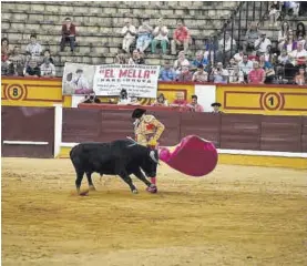  ?? ANDRÉS RODRÍGUEZ ?? Un momento de la faena de Tristán Barroso, el´ sábado en Badajoz.