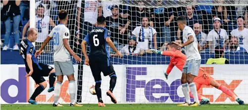  ?? GETTY IMAGES ?? Floodgates open: Andrea Masiello (left) prods home Atalanta’s first goal as Everton were brushed aside