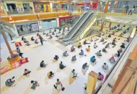  ?? REUTERS ?? ■
Migrant workers have their dinner inside a shopping mall turned into a shelter during a 21-day nationwide lockdown to slow the spread of coronaviru­s disease in Ahmedabad on April 7.
