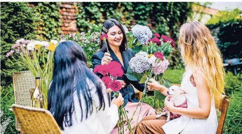  ?? RP-FOTO: ANNE ORTHEN ?? Wenn das Wetter schön ist, gibt Lika Dzhalagoni­ya (Mitte) Blumen-Workshops in ihrem Hinterhof.