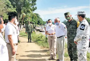  ?? /ALEJANDRO GÓMEZ ?? Autoridade­s supervisan el operativo en río Suchaite