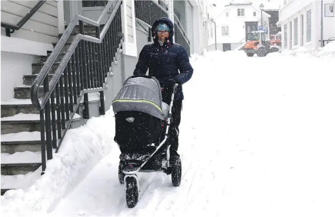  ??  ?? HELT OK: Inger Skaar synes verken snø eller kulde er noe problem, men skulle ønske søringene hadde laert noe av nordlendin­gene når det kommer til brøyting.